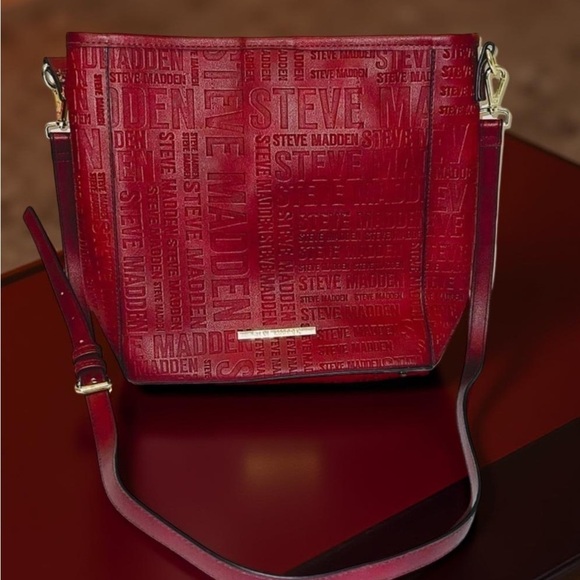 Steve Madden Burgundy Red Logo Crossbody LIKE NEW - Picture 3 of 6